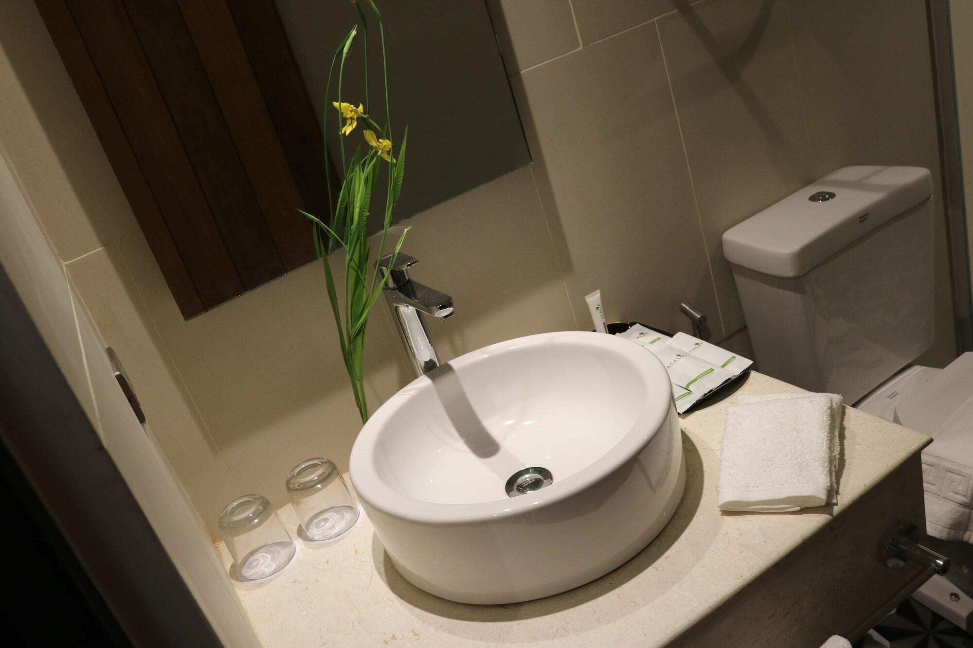 Acacia Hotel Bacolod Extérieur photo
