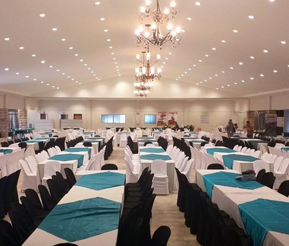 Acacia Hotel Bacolod Extérieur photo