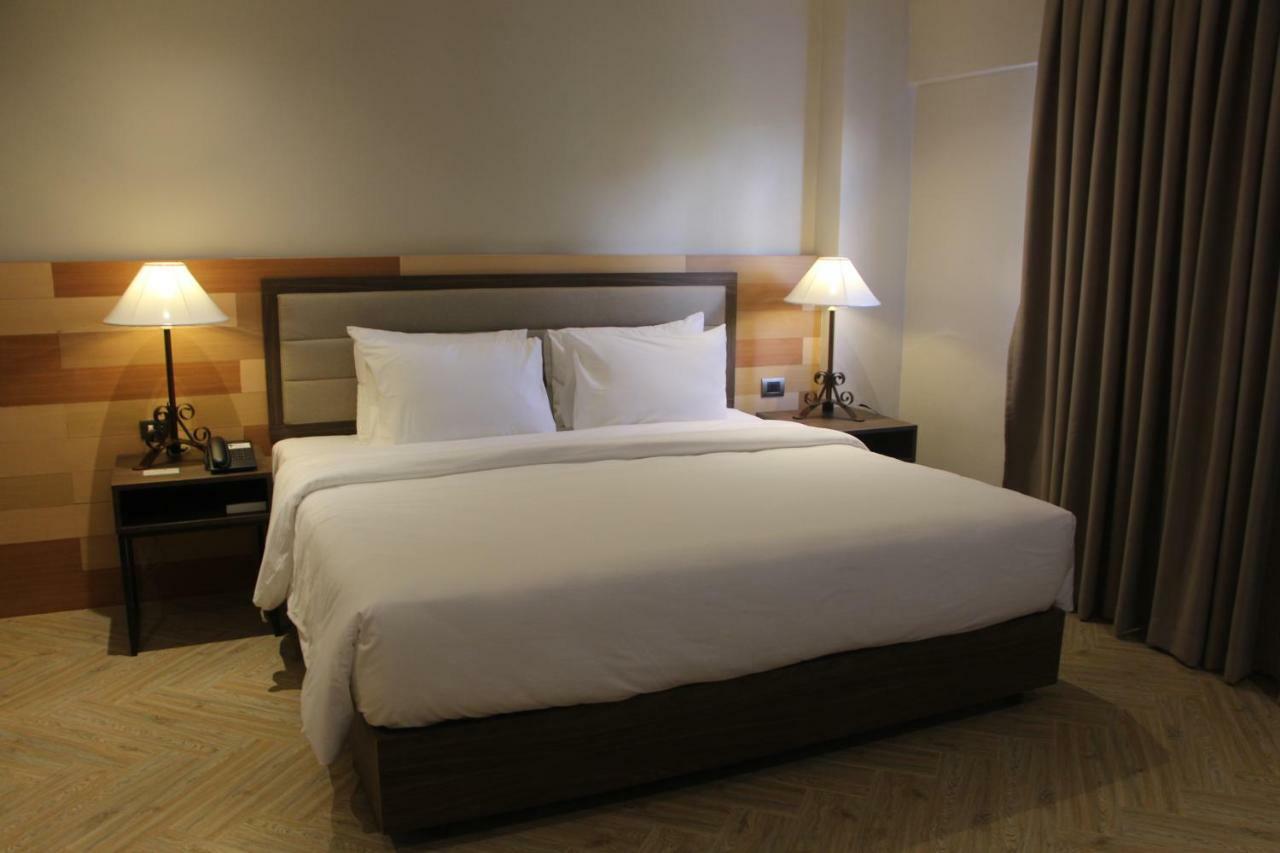 Acacia Hotel Bacolod Extérieur photo