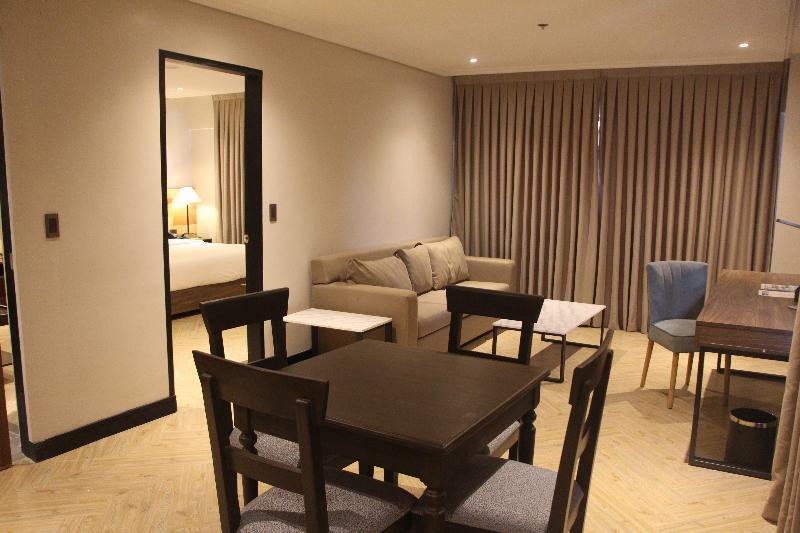 Acacia Hotel Bacolod Extérieur photo